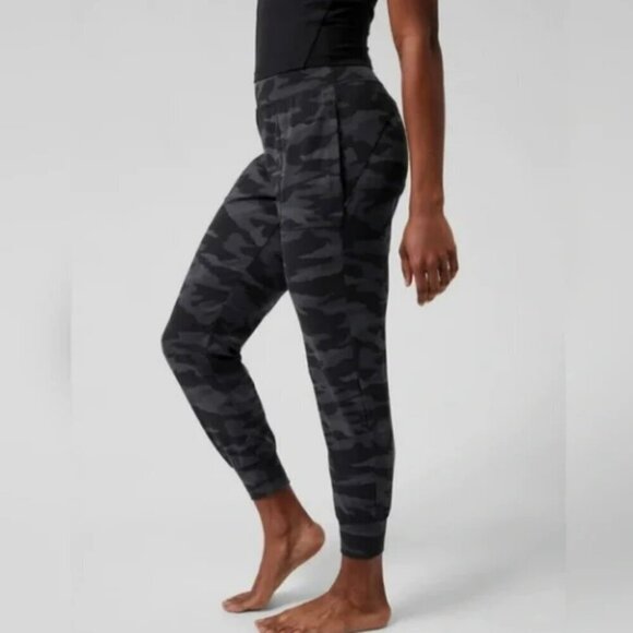 NWT ATHLETA Salutation Camo Jogger XSP - Picture 3 of 11